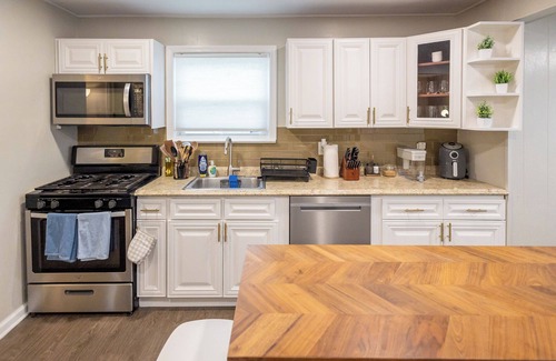 Hawthorne Apartamento | Hawthorne 2 Bed 1.5 Bath w/Office -Pets OK, Laundry In-Unit, Parking, Fios, Safe