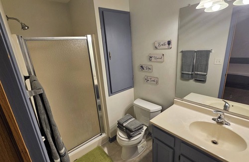 West Des Moines Cama Y Desayuno | Hawthorne Hideaway is a Charming 3-bedrm bed & breakfast in West DSM with WiFi
