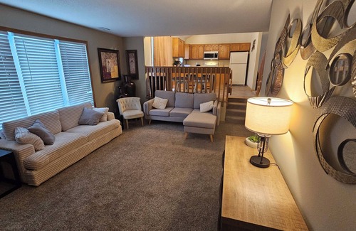 West Des Moines Cama Y Desayuno | Hawthorne Hideaway is a Charming 3-bedrm bed & breakfast in West DSM with WiFi