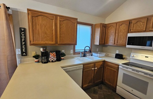 West Des Moines Cama Y Desayuno | Hawthorne Hideaway is a Charming 3-bedrm bed & breakfast in West DSM with WiFi