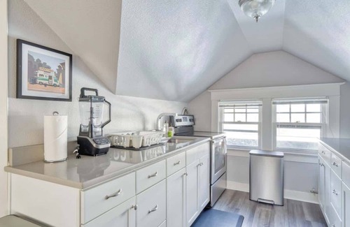 Creston - Kenilworth Casa | Hawthorne MultiUnit, 99 Walk Score,Remote Workers