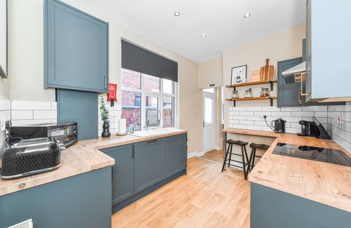 Nottingham Apartamento | Haydn Road - Opulent 4bedroom house with dining for 8 & private outdoor patio