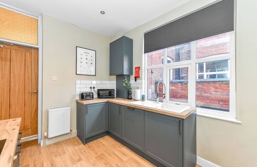 Nottingham Apartamento | Haydn Road - Opulent 4bedroom house with dining for 8 & private outdoor patio