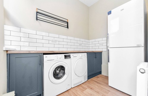 Nottingham Apartamento | Haydn Road - Opulent 4bedroom house with dining for 8 & private outdoor patio
