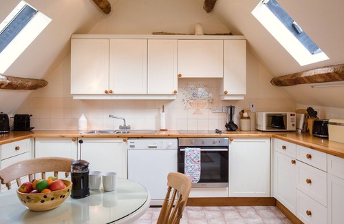 Witney Cabaña | Hayloft at Newbarn Farm - sleeps 4 guests in 2 bedrooms