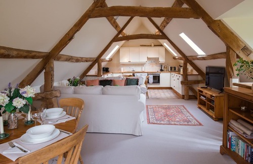 Witney Cabaña | Hayloft at Newbarn Farm - sleeps 4 guests in 2 bedrooms