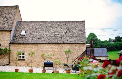Witney Cabaña | Hayloft at Newbarn Farm - sleeps 4 guests in 2 bedrooms