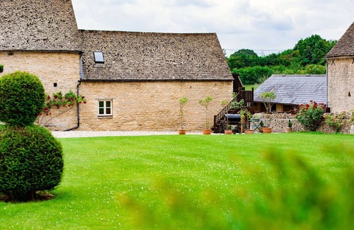 Witney Cabaña | Hayloft at Newbarn Farm - sleeps 4 guests in 2 bedrooms