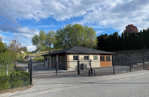 Okanagan-Similkameen Cabaña | Hazelnut Farm Vacation Cottage