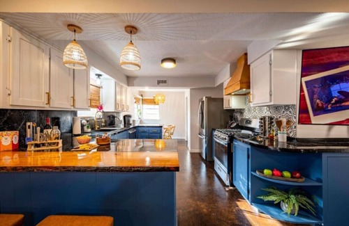 Westbury Apartamento | Heated Pool Retreat, OutdoorTV, BBQ & Cozy Gazebos