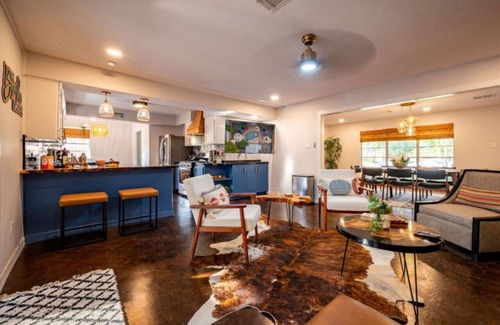 Westbury Apartamento | Heated Pool Retreat, OutdoorTV, BBQ & Cozy Gazebos