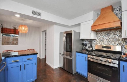 Westbury Apartamento | Heated Pool Retreat, OutdoorTV, BBQ & Cozy Gazebos