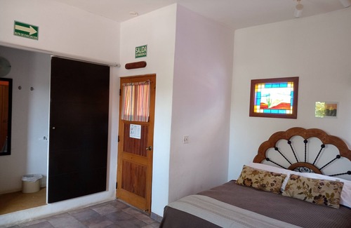La Ribera Cama Y Desayuno | Library Room # 3 con una cama queen size y un sofá cama en una habitación separada
