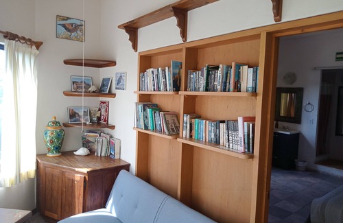 La Ribera Cama Y Desayuno | Library Room # 3 con una cama queen size y un sofá cama en una habitación separada