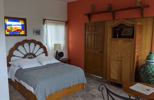 La Ribera Cama Y Desayuno | Library Room # 3 con una cama queen size y un sofá cama en una habitación separada