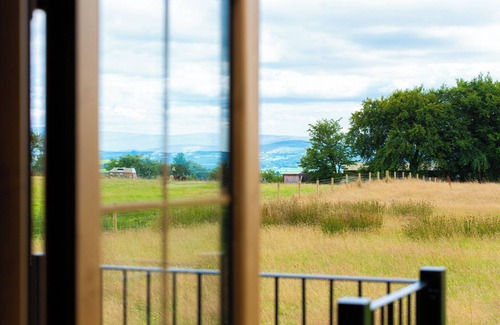 Pentrefelin Cabaña | HEAD FOR THE HILLS GLAMPING - SKYLARK SHEPHERD'S HUT in Llandeilo