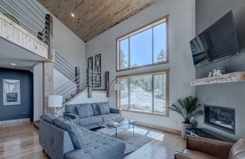 Lead Chalet De Esquí | Headline (4-Bedroom Chalet) with Pool by RedAwning