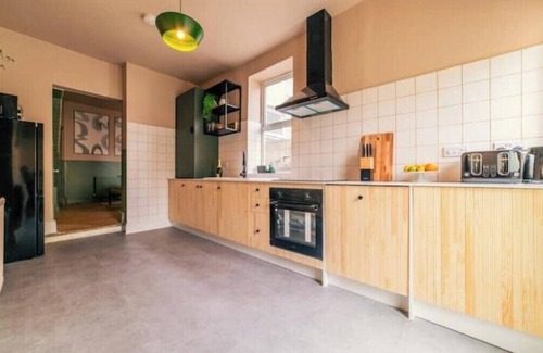 Gabalfa Casa | Headline: Stylish City Living with Garden