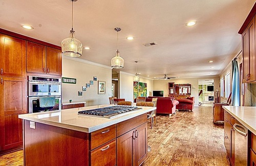 Felicita Casa | Healing Retreat Getaway! Salt water pool, jacuzzi, lawn bowls, goat yoga