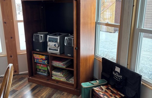 North East Casa | Heard it Through the Grapevine is a charming 3 - bedroom house in North East PA.