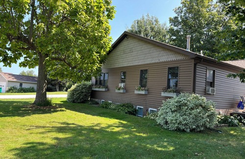 North East Casa | Heard it Through the Grapevine is a charming 3 - bedroom house in North East PA.