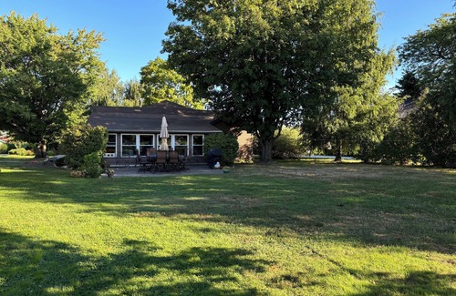 North East Casa | Heard it Through the Grapevine is a charming 3 - bedroom house in North East PA.