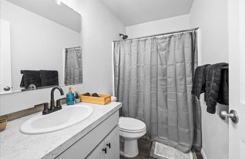 Caldwell Casa | Heart of Caldwell- HotTub-Fenced Yard- Spacious