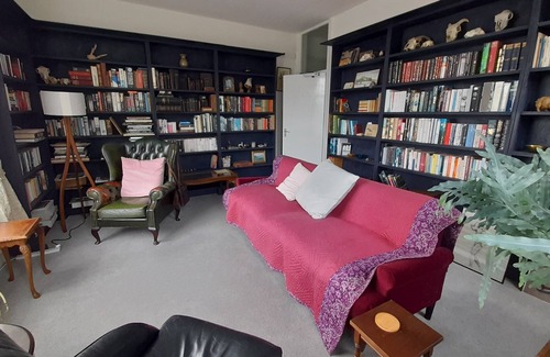 Carmarthen Cama Y Desayuno | Heart of Carmarthen, town centre historic Georgian town house, with free parking