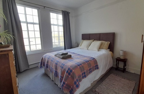 Carmarthen Cama Y Desayuno | Heart of Carmarthen, town centre historic Georgian town house, with free parking