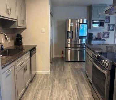 South Arlington Casa | Heart of DFW-ATT Stadium, Pool, Comfort, Peaceful