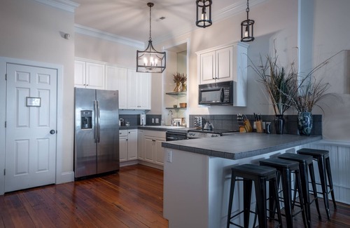 Wilmington Condominio | Heart of Downtown Wilmington ILM - Sleeps 12! Sauna, walking distance to a lot.