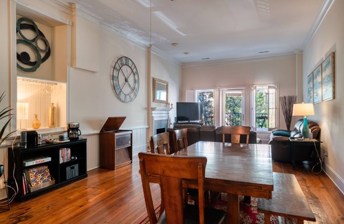 Wilmington Condominio | Heart of Downtown Wilmington ILM - Sleeps 12! Sauna, walking distance to a lot.