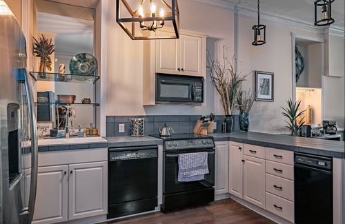 Wilmington Condominio | Heart of Downtown Wilmington ILM - Sleeps 12! Sauna, walking distance to a lot.