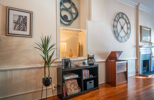 Wilmington Condominio | Heart of Downtown Wilmington ILM - Sleeps 12! Sauna, walking distance to a lot.