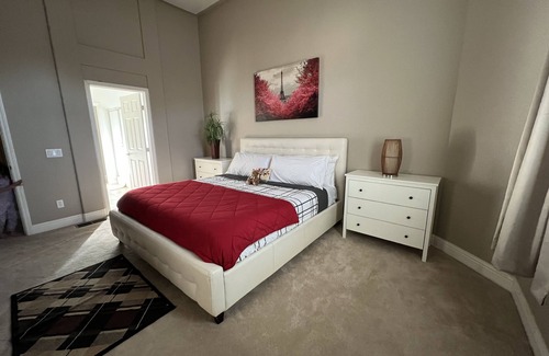 Folsom Casa | Heart of Folsom - Large house with game room