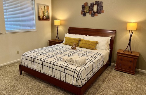Folsom Casa | Heart of Folsom - Large house with game room