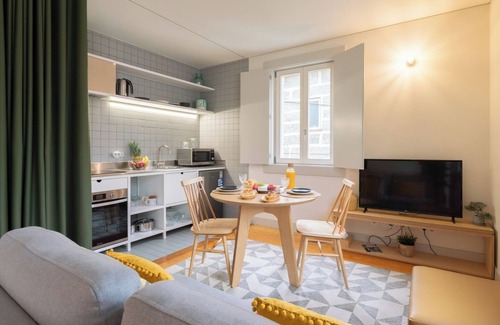 Guimaraes Apartamento | HostWise - Heart of Guimarães Studio 01