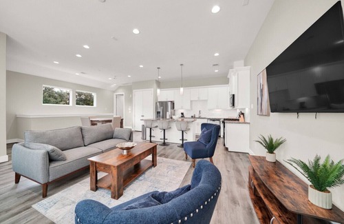 OST - South Union Casa | Heart of Houston Retreat Family Townhome by Museums & Parks