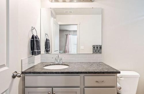 Nampa Casa | Heart of Nampa-Hot Tub-Fenced Yard-Full Kitchen