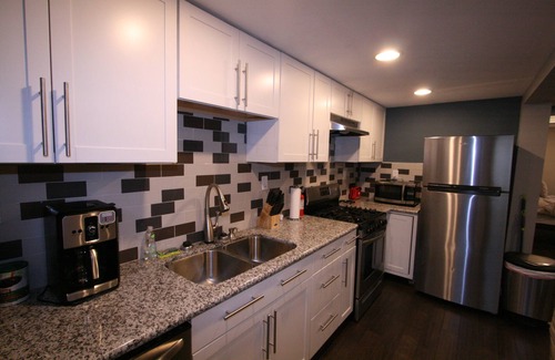 North Oakland Casa | Heart of Oakland w / parking - caminata corta a CMU, Pitt, hospitales