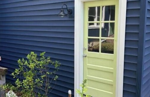 Northeast Virginia Beach Apartamento | Heart of Old beach, outdoor porch overlooking the garden,
