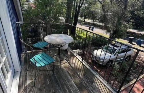 Northeast Virginia Beach Apartamento | Heart of Old beach, outdoor porch overlooking the garden,