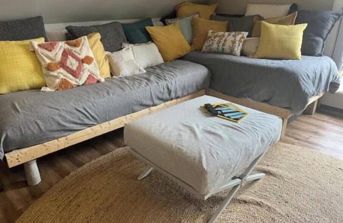 Northeast Virginia Beach Apartamento | Heart of Old beach, outdoor porch overlooking the garden,