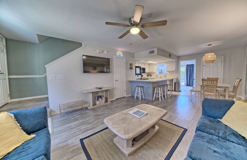 Panama City Beach Casa | Heart of PCB! 7 min Walk to Beach, Steps to Pool & Mini Golf!