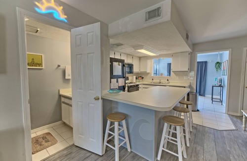 Panama City Beach Casa | Heart of PCB! 7 min Walk to Beach, Steps to Pool & Mini Golf!