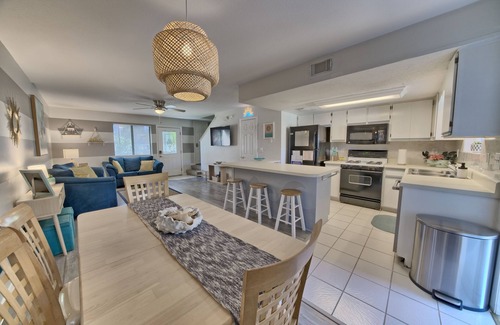 Panama City Beach Casa | Heart of PCB! 7 min Walk to Beach, Steps to Pool & Mini Golf!