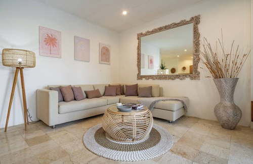 Petitenget Apartamento | Heart of Seminyak 2 bed 2 bath 2 pools super quiet. Walk to Seminyak beach