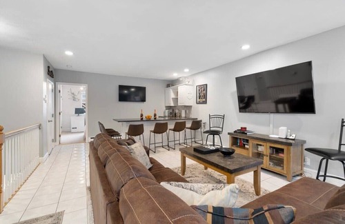 Telegraph Hill Casa | Heart of Southie - Hot Tub + Walk to Top Bars