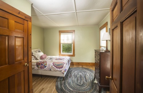 Woods Hole Hotel | Heart of the village of Woods Hole!