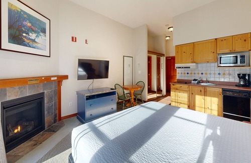 Sun Peaks Hotel | Hearthstone Lodge #201